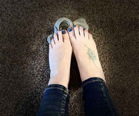 Do Any Of You Slaves Like Seeing Photos Of Dirty Clothes Socks Lingerie Screwed Up On The Floor