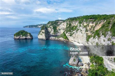 Pemandangan Hari Yang Cerah Dengan Lautan Pirus Langit Biru Dan