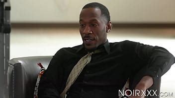 L étalon musclé Casey Everett se fait baiser à cru par Deep Dicc avant la fellation XVIDEOS