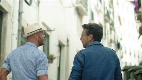 V Deo Gratis Vista Trasera De Una Pareja Gay Tom Ndose De La Mano Caminando Por Las Calles De