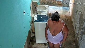 Camera Escondida Grava Madrasta Tomando Banho E Exibindo No Quintal Xvideos