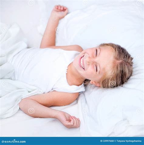 Sex Riga Flicka I En Vit S Ng Arkivfoto Bild Av Barndom Gulligt