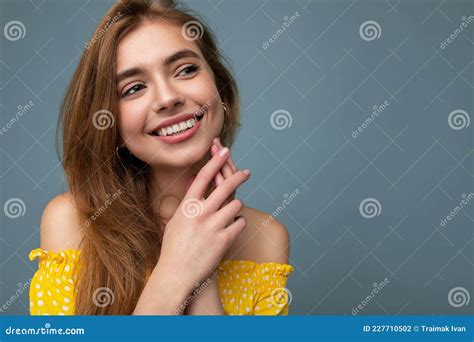 Photo Closeup De Jeune Heureux Belle Blonde Foncé Femme Personne Avec émotions Sincères Isolé