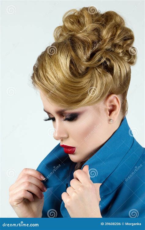 Portrait De Jeune Belle Femme Blonde Photo stock Image du féminité élégance