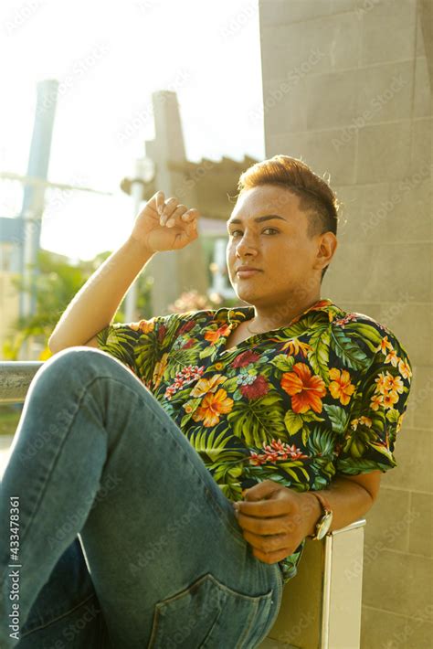 Foto De Joven Gay De La Selva Peruana Posando En El Parque De Su Ciudad Con Una Camisa Con
