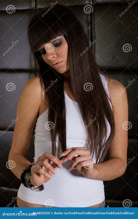 Fille De Brunette Dans La Chemise Blanche Photo Stock Image Du Personne Chauffer