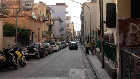 Tragedia A Torre Del Greco Cade Dal Balcone Enne Morta Sul Colpo