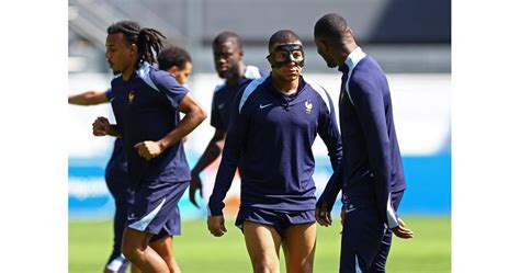 УЕФА одобри маската на Мбапе