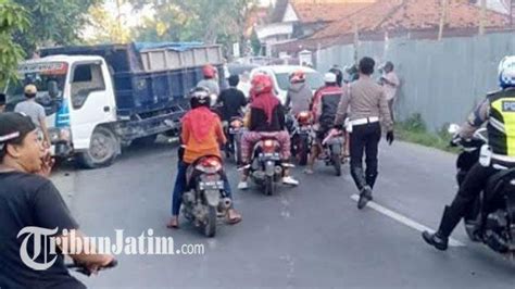 Bocah Sampang Tahun Ugal Ugalan Kendarai Dump Truck Oleng Tabrak