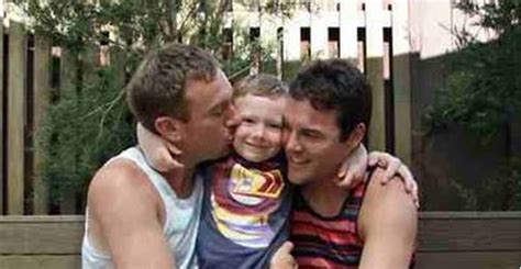 COPPIA GAY SEGREGA E TORTURA BAMBINO PER MESI DISTRIBUIVANO FILMATI