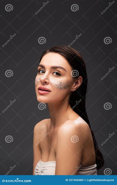 Junge Brunette Frau Mit Nackten Schultern Stockfoto Bild Von Kaukasisch Gesicht 257450480