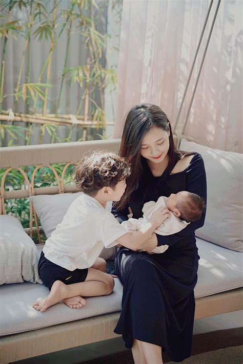 Hot girl dân tộc trải qua 2 lần vượt cạn vẫn xinh như gái 18