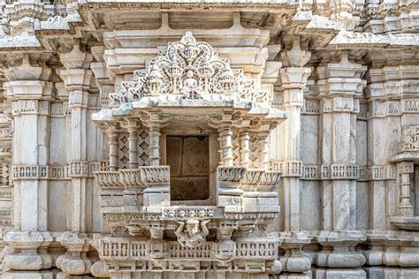 interior marble carved details   ranakpur jain temple  de
