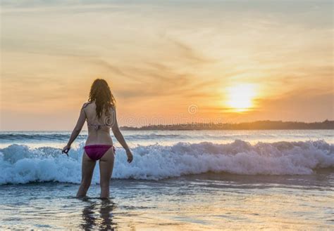 Belle Jeune Femme Sexy Dans La Position Rose De Bikini Dans L Eau Sur La Plage Pendant Le