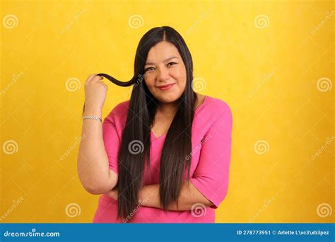 Volwassen Vetertiyearold Latina Vrouw Laat Tussen Haar Vingers Haar Lange Gezonde Glimmende En