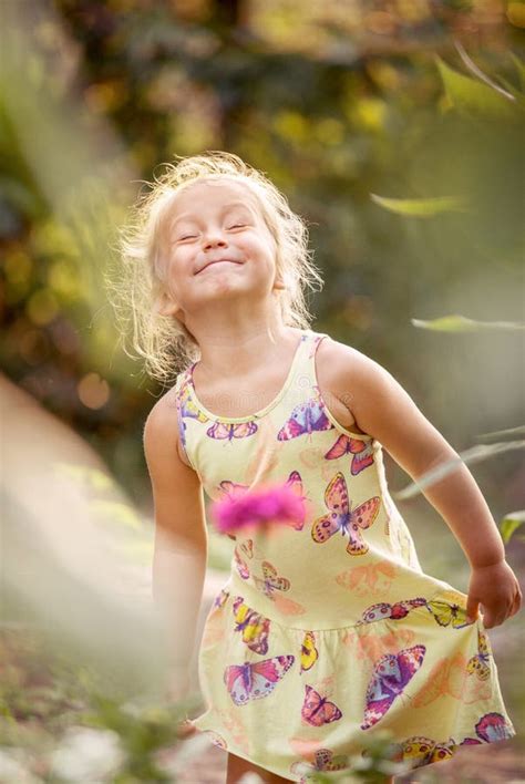La Belle Blonde De Petite Fille Sourit Sur Un Fond Coloré Photo stock Image du bonheur