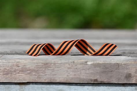10 способов красиво повязать георгиевскую ленточку