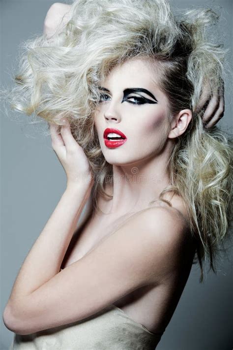 Reizvolle Junge Blonde Frau Mit Dem Langen Haar Stockfoto Bild Von Stillstehen Frau