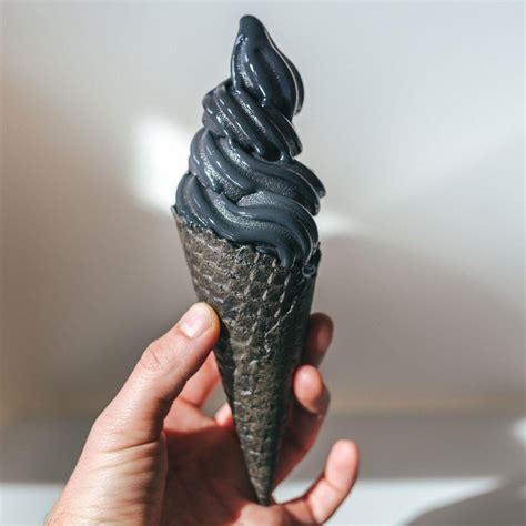 Điểm qua món ăn siêu hot trong giới trẻ từ tinh than tre đen tuyền