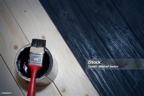 Melukis Papan Kayu Berwarna Hitam Botol Cat Hitam Dan Sikat Foto Stok
