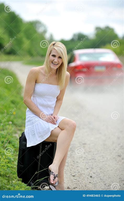 Jeune Femme Blonde Renversante W Suitcase Par La Route Image Stock Image Du Voyage Pattes