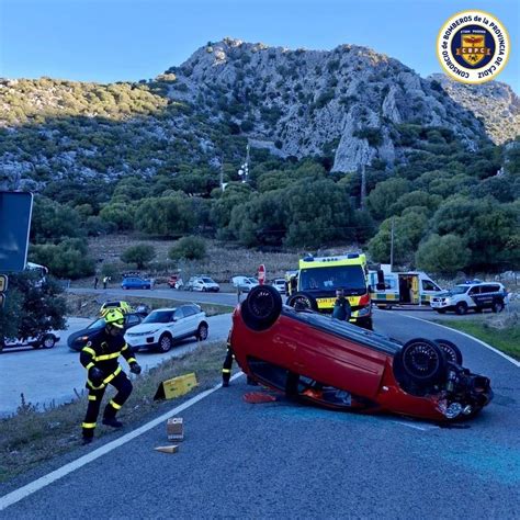 Una Persona Va En Su Coche Y Ve Dos Puertas 8