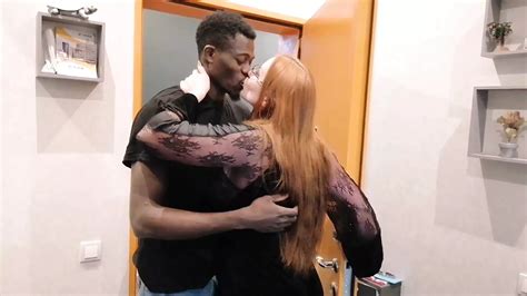 SCHÖNE SCHÖNE MILF GUCKT PORNO UND WARTET DARAUF DASS IHR STIEFSOHN NACH HAUSE KOMMT UM SIE ZU