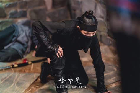 Mỹ nhân gây sốt vì phủ sóng hai phim hot từ bom tấn top phòng vé đến