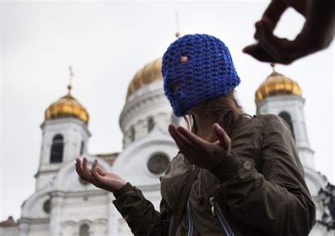 G Apoiadores da banda Pussy Riot protestam em igreja em Moscou notícias em Música