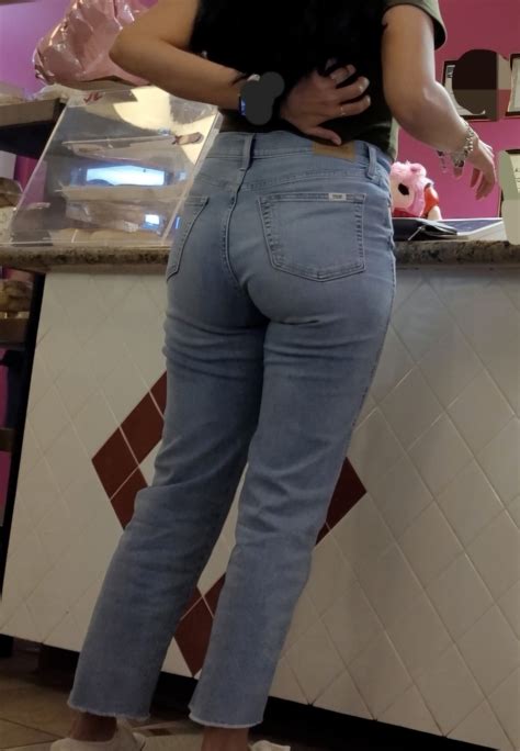Fit Latina Ass In Tight Jeans Slight VPL OC Tight Jeans Forum