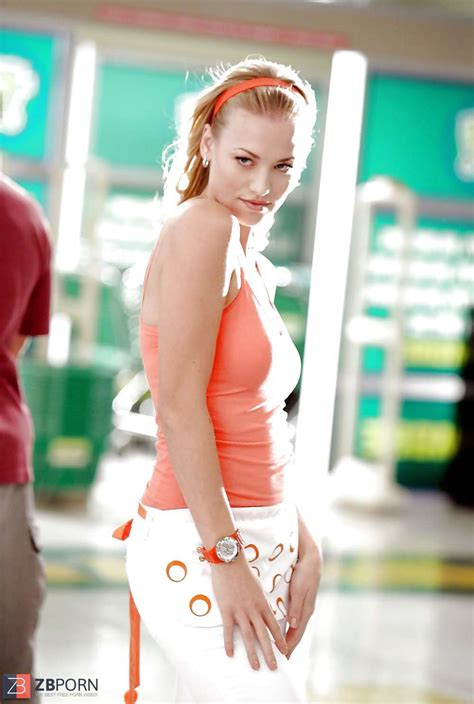 Yvonne Strahovski Zb Porn