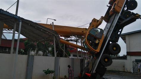 Tak Kuat Angkat Beban Crane Roboh Timpa Bangunan Rsmh Palembang