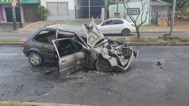 Jornal Do Almo O Carro Pega Fogo Ap S Colidir Contra A Traseira De