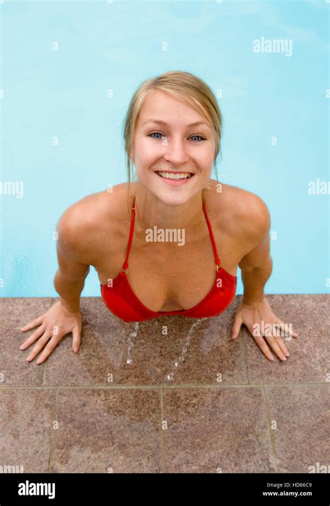 Jeune femme en bikini dans la piscine Banque de photographies et dimages à haute résolution Alamy