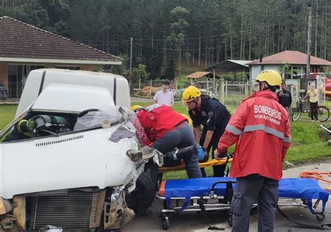 Motoristas Ficam Feridos Após Carros Baterem De Frente Na Sc 110 Em