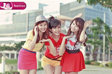 Diện đồng phục chuẩn như bộ ba hot girl