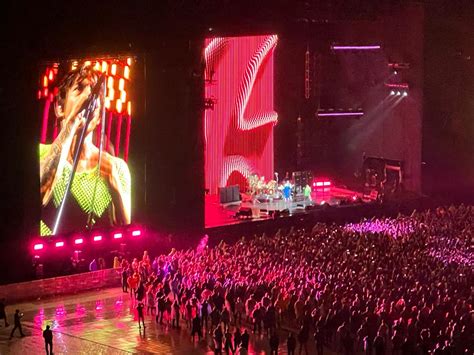 Lluvia no impidió llenazo para ver a los Red Hot Chili Peppers