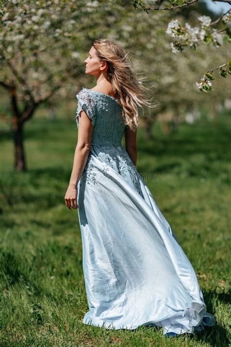 Portrait D Une Blonde Dans Le Parc Belle Femme Avec De Longs Cheveux Blonds En Robe Bleue