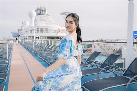 Á hậu Phương Anh Ngọc Thảo diện bikini khoe dáng trên du thuyền