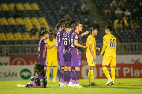 Ngôi sao tuyển Việt Nam hot rần rần nhưng vẫn bị một người từ chối chụp ảnh cùng