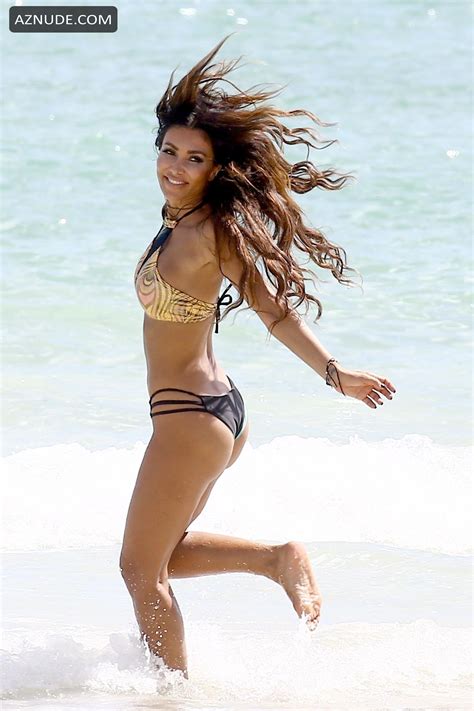 Metisha Schaefer In A Black And Gold Bikini While Doing A Photoshoot On The Miami Beach AZNude
