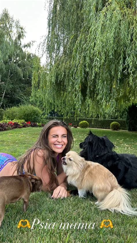 Edyta Herbu Na Odwa Nych Fotkach Przechadza A Si Po Parku W Bikini Pudelek