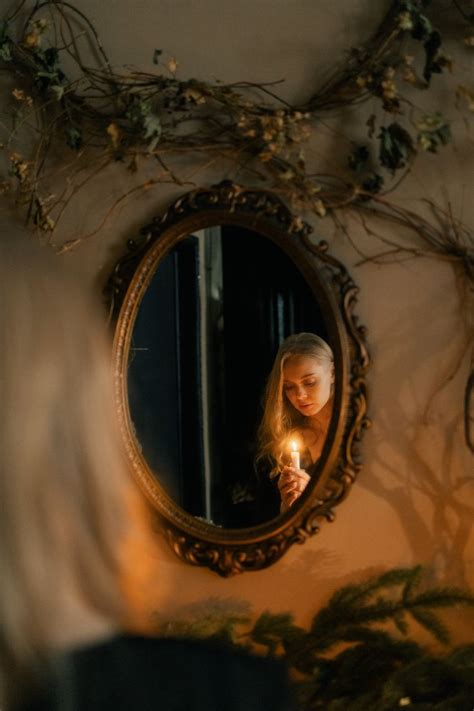 Девушка со свечой и зеркалом съемка | Фотосессия, Фотосъемка, Идеи для фото