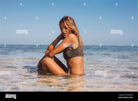 Im Freien Schuss Der Entspannte Junge Frau Sitzt Im Meerwasser Weibliches Model Im Bikini Am