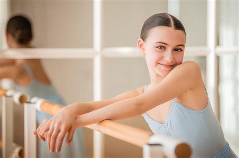 Retrato De Una Joven Bailarina En El Estudio Una Joven Bailarina Feliz