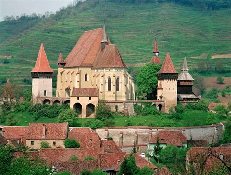 top  stunning castles  romania  visit
