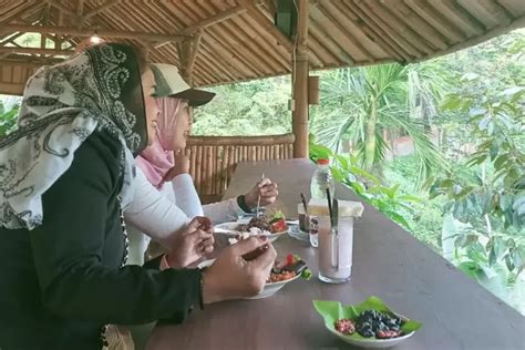 5 Rekomendasi Tempat Makan Keluarga Di Bandung Yang Terkenal Enak Dan