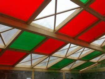 폴리카보네이트 색상(37장): 청동과 갈색, 녹색과 노란색, 불투명한 흰색, 파란색과 빨간색, 주황색과 회색, 검정색 등