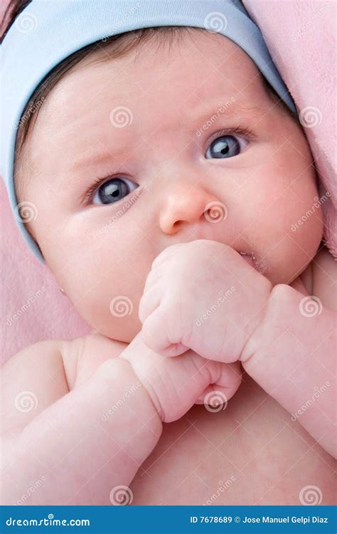 Bambino Adorabile Appena Nato Con Gli Occhi Azzurri Immagine Stock