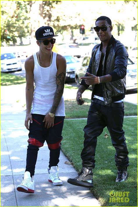 Justin Bieber S Nude Guitar Photo Spoofed By Emblem Photo Justin Bieber Naked